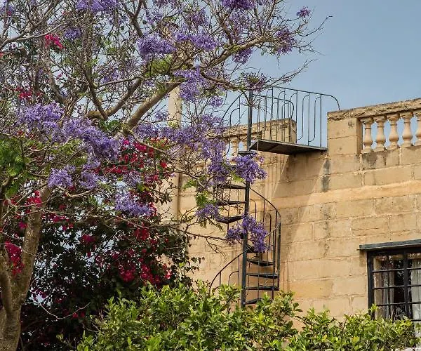 Bed & Breakfast Ta' Bertu Host Family