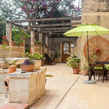 Ta' Bertu Host Family 2* Ħal Far