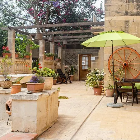 Ta' Bertu Host Family 2* Ħal Far