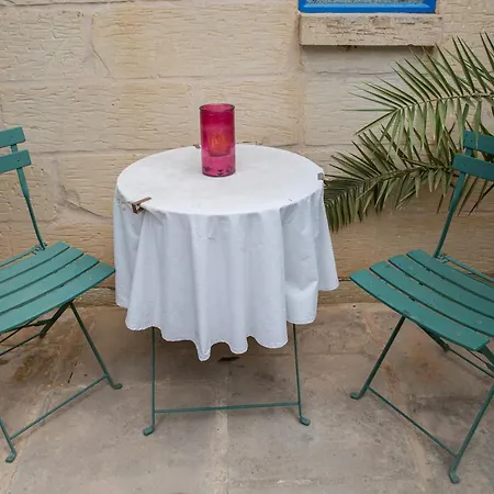 לינה וארוחת בוקר Ta' Bertu Host Family Ħal Far