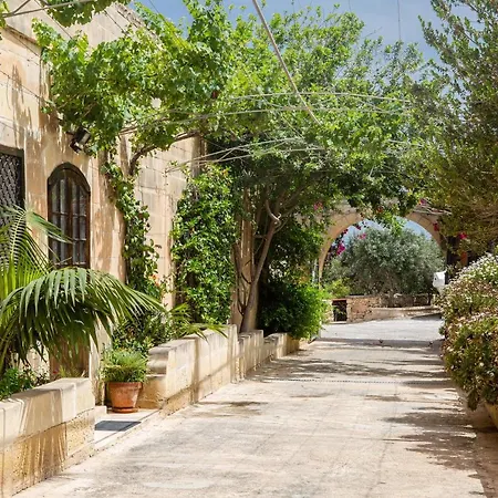 לינה וארוחת בוקר Ta' Bertu Host Family
