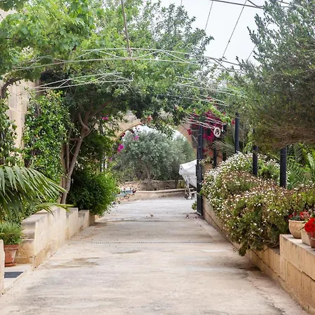 לינה וארוחת בוקר Ta' Bertu Host Family 2*