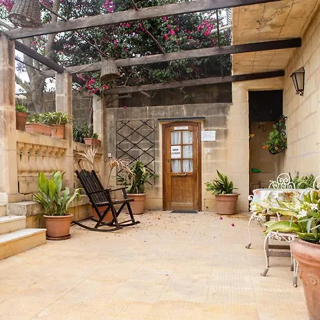 לינה וארוחת בוקר Ta' Bertu Host Family