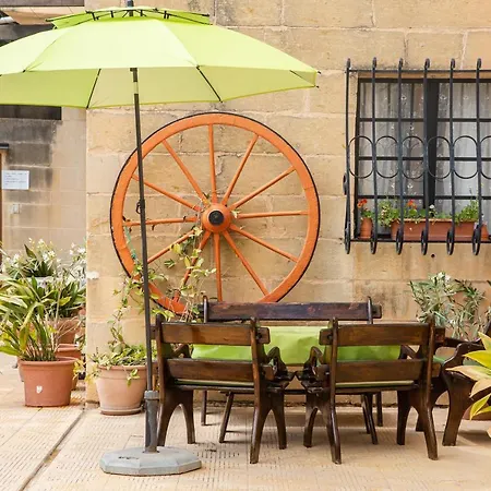 B&B 타 버투 호스트 패밀리 베드&브렉퍼스트 Ħal Far