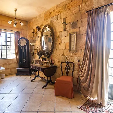 Ta' Bertu Host Family לינה וארוחת בוקר Ħal Far