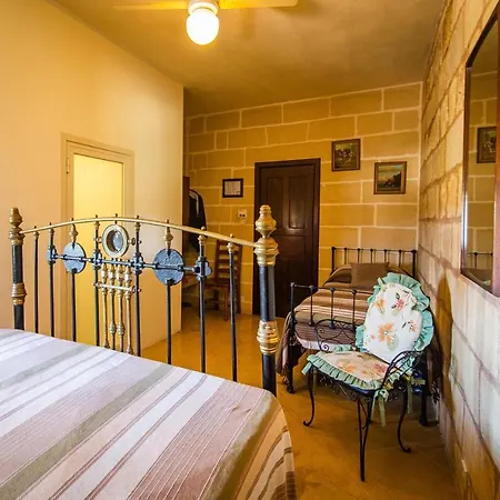 Ta' Bertu Host Family 2* Ħal Far