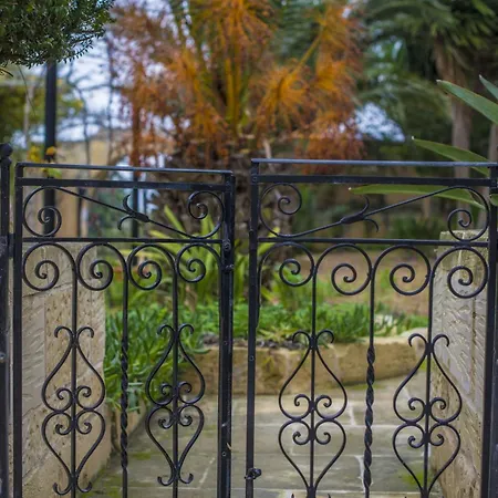 Ta' Bertu Host Family לינה וארוחת בוקר Ħal Far