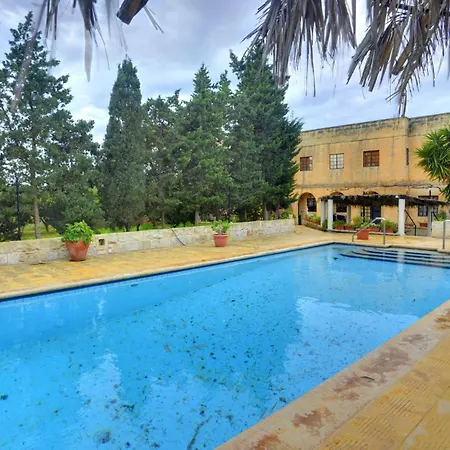 לינה וארוחת בוקר Ta' Bertu Host Family Ħal Far