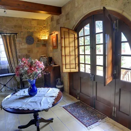 Ta' Bertu Host Family Bed and breakfast 2*
