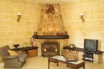 לינה וארוחת בוקר Ta' Bertu Host Family