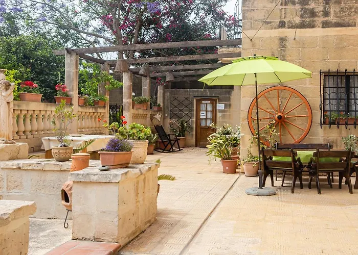 Ta' Bertu Host Family 2* Ħal Far